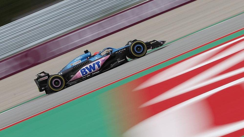 Bývalý moderátor Top Gearu plnil slib. Na traktoru přivezl tisíc piv Oconovi a spol.